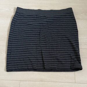 ✨ Banana Republic Charcoal and Black Striped Pencil Skirt